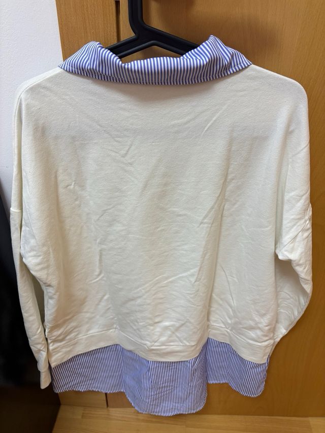 Sudadera blanca y azul