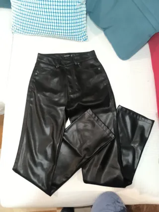 Pantalón efecto piel negro