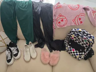 Ropa , calzado y mochila de varios colores