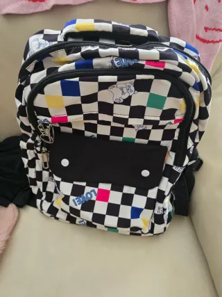 Ropa , calzado y mochila de varios colores