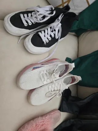 Ropa , calzado y mochila de varios colores