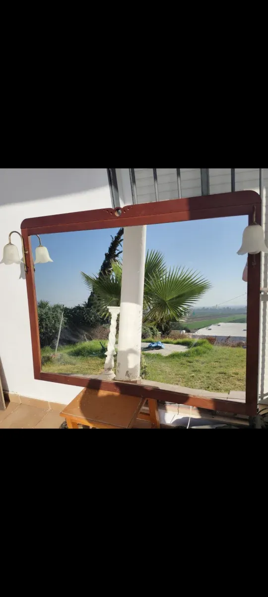 Espejo de madera con apliques