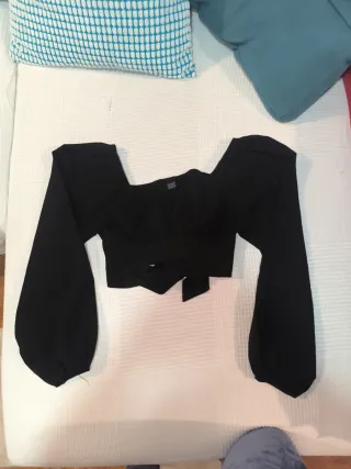 Blusa negra manga larga escote cuadrado