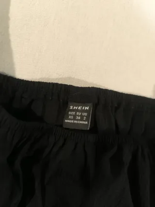 Blusa negra manga larga escote cuadrado
