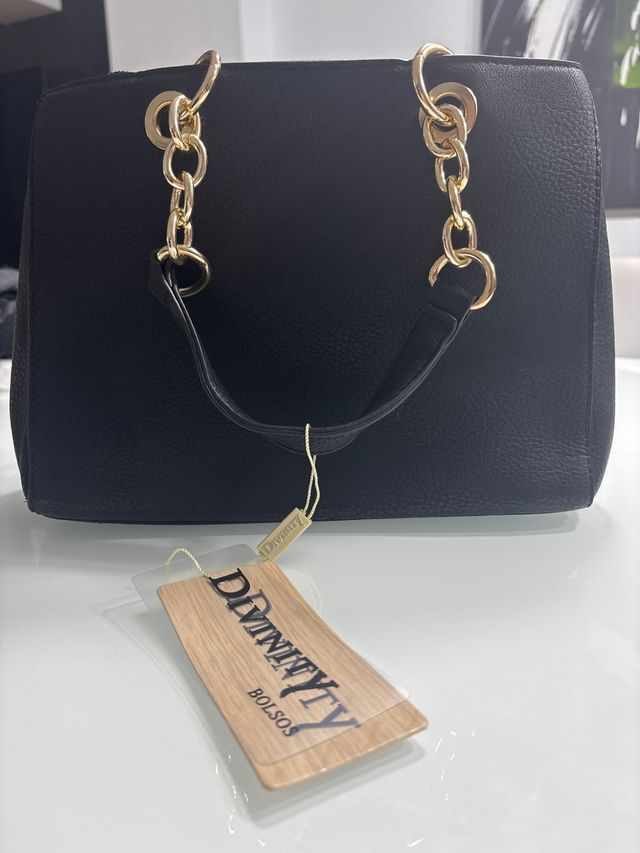 Bolso Negro con Cadena Dorada