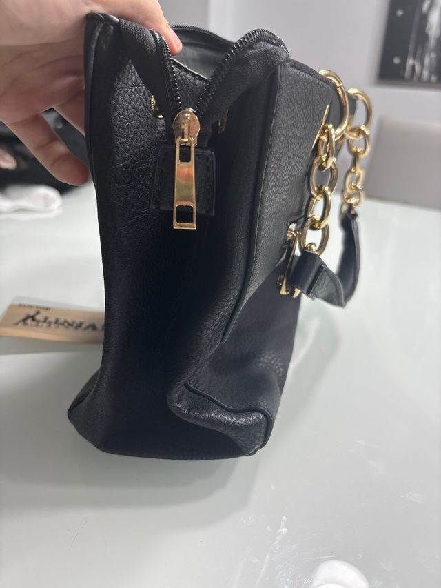 Bolso Negro con Cadena Dorada