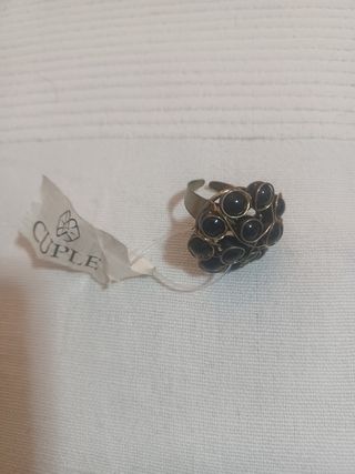 Anillo dorado con piedras verdes