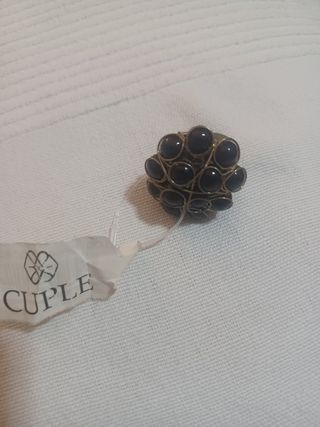 Anillo dorado con piedras verdes