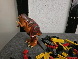 Piezas lego del set T-Rex Hunter.