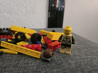 Piezas lego del set T-Rex Hunter.