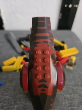 Piezas lego del set T-Rex Hunter.