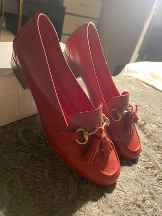 Zapatos rojos de mujer con detalle de hebilla