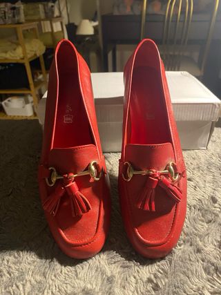 Zapatos rojos de mujer con detalle de hebilla