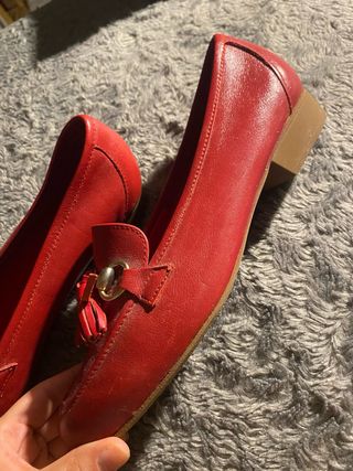 Zapatos rojos de mujer con detalle de hebilla