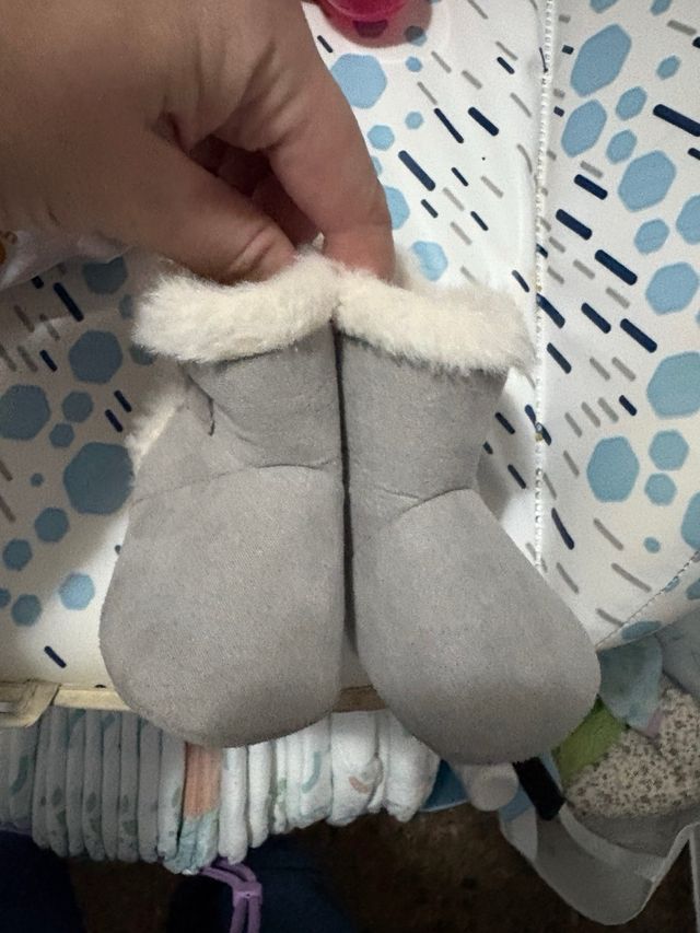 Botitas de bebé grises con borreguito