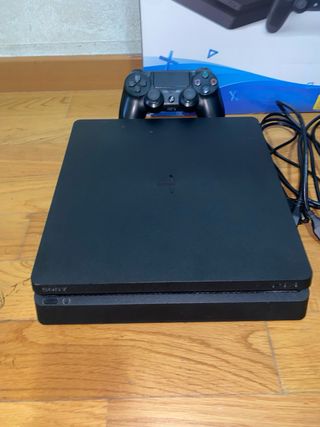 PS4 Slim 1TB + 4 Giochi e 1 Controller