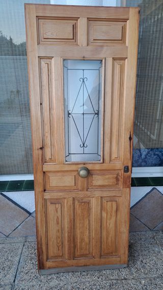 Puerta antigua de madera con cristal