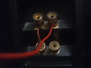 Altavoces Hi-Fi negros y amarillos