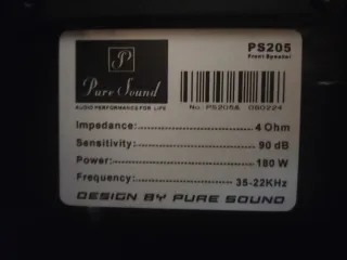 Altavoces Hi-Fi negros y amarillos