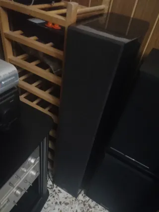 Altavoces Hi-Fi negros y amarillos