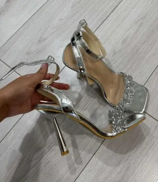 Sandalias de tacón plateadas