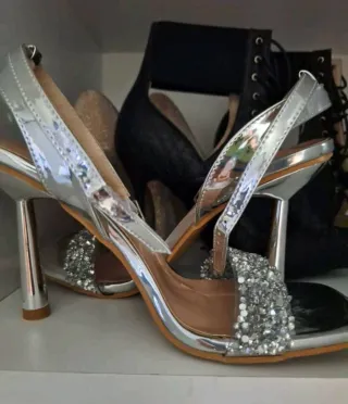 Sandalias de tacón plateadas