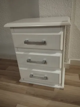 Mesita de noche blanca de madera
