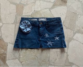 Minigonna jeans con stelle e fiore