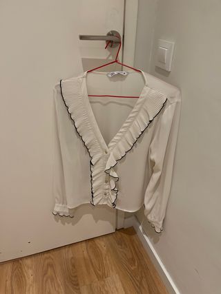 Blusa Zara blanca con volantes