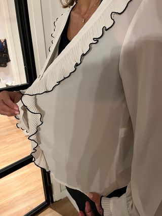 Blusa Zara blanca con volantes