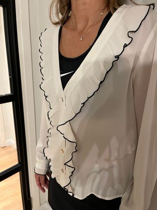 Blusa Zara blanca con volantes