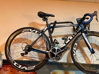 Bicicleta de carretera
CUBE carbono
TALLA 52