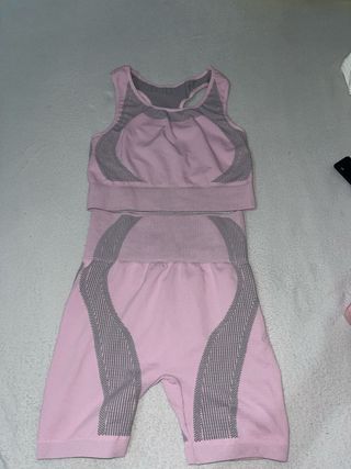 Conjunto deportivo rosa y gris