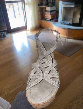 Sandali grigi con zeppa e brillantini