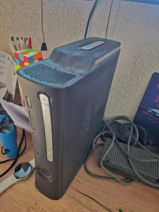 Xbox 360 Negra 120 GB con 2 mandos y cascos