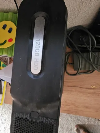 Xbox 360 Negra 120 GB con 2 mandos y cascos
