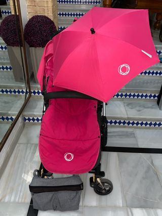 Carro de bebé rosa con accesorios