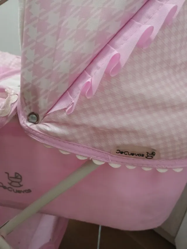 Carro de muñecas rosa con sombrilla