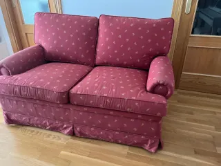 Sofá de tela rojo con estampado
