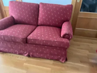 Sofá de tela rojo con estampado