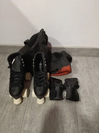 Patines negros con protecciones y bolsa