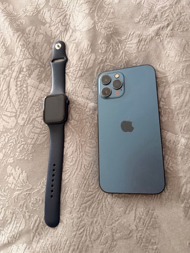 iPhone 12 Pro Max y Apple Watch Azul