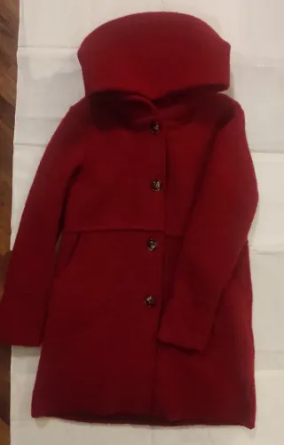 Cappotto rosso con cappuccio