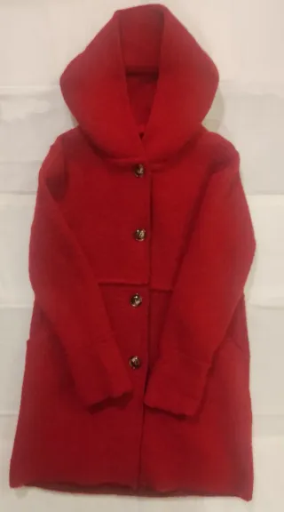 Cappotto rosso con cappuccio