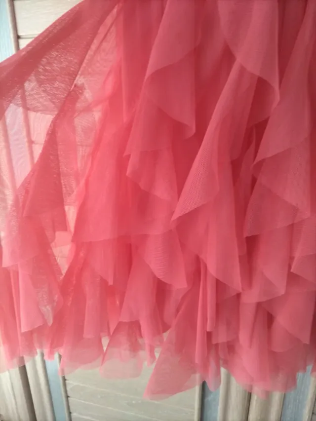 Vestido corto coral con volantes