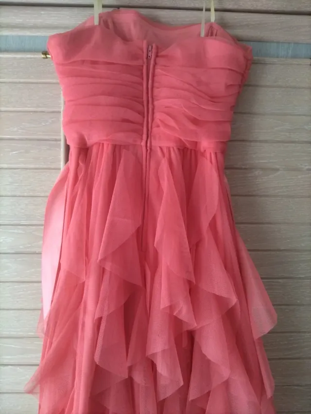 Vestido corto coral con volantes