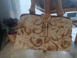 Bolso de piel con estampado grabado en relieve.