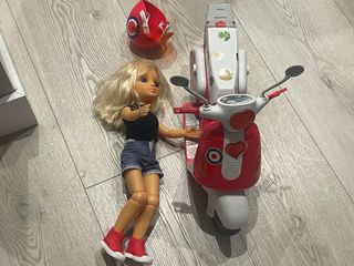 Nancy con moto y casco