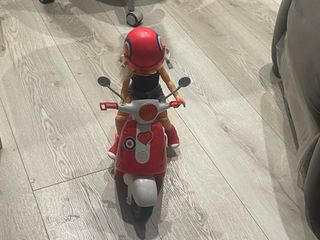 Nancy con moto y casco