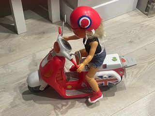 Nancy con moto y casco